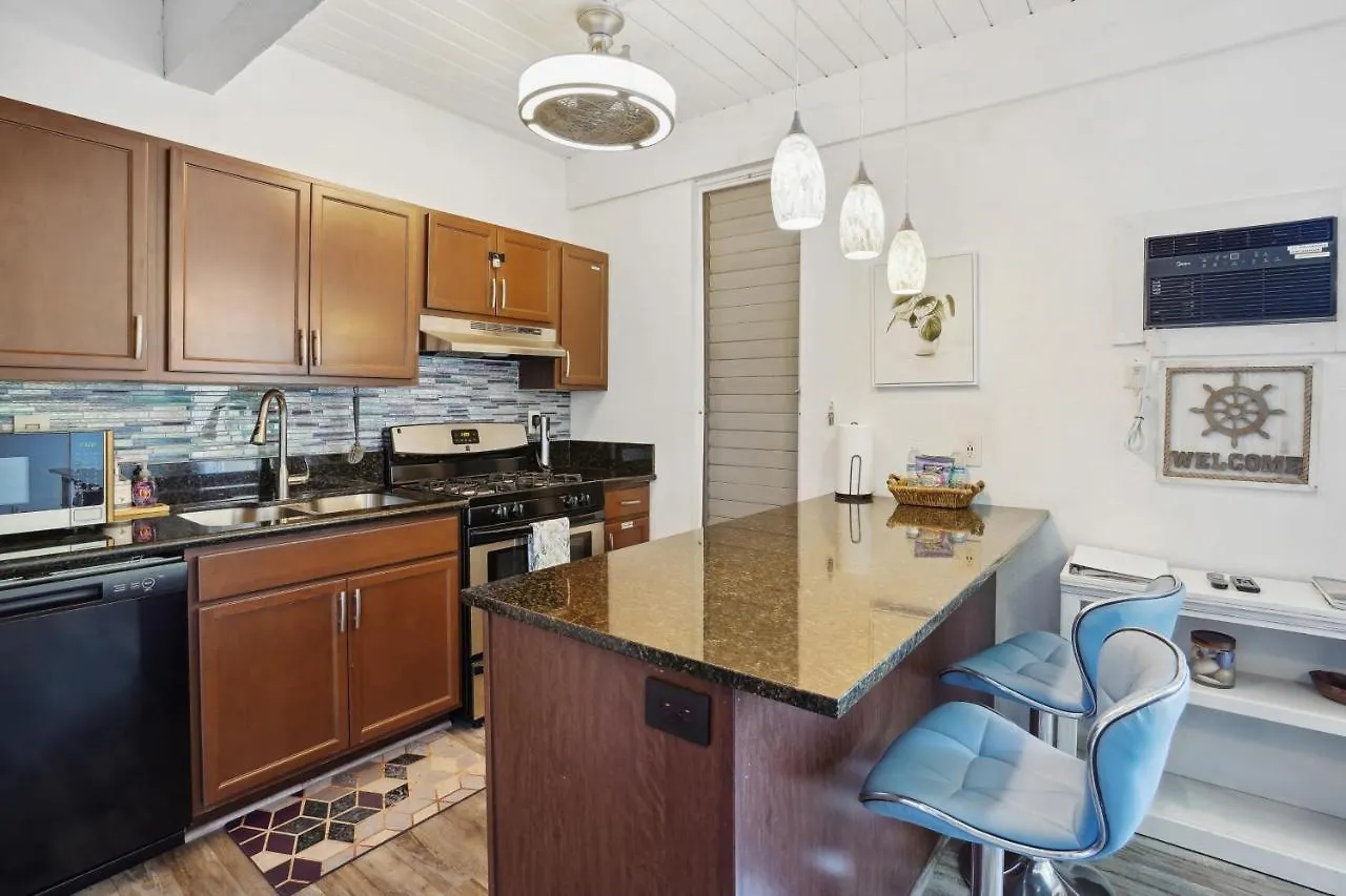 Airy Kailua-Kona Condo Less Than 1 Mi To Beach And Town Apartment
